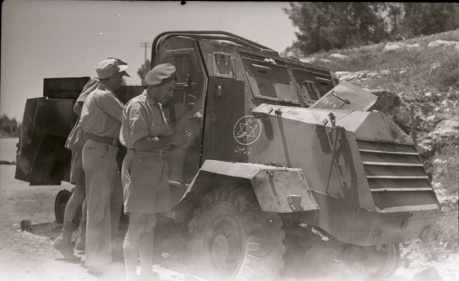 Soldados israelíes capturan un coche blindado del Ejército Árabe de Liberación tras su conquista de Nazaret. 16 de julio de 1948.