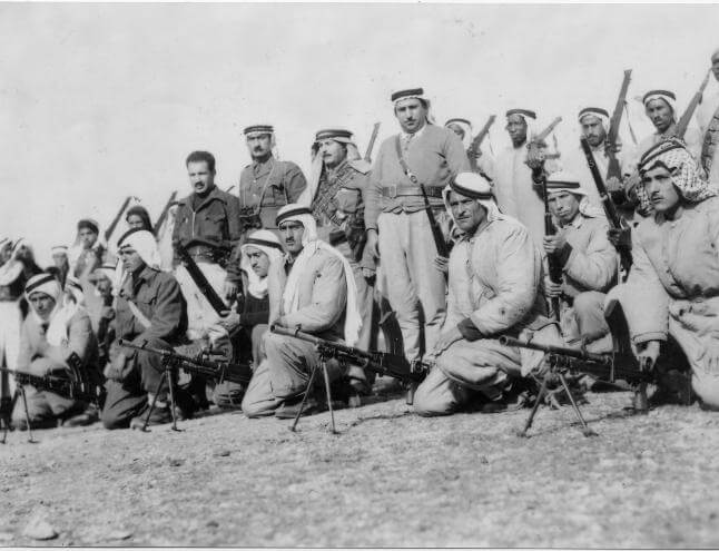 El comandante Abdelkader al-Husayni (en el centro de la imagen) junto a sus tropas. Enero de 1948.