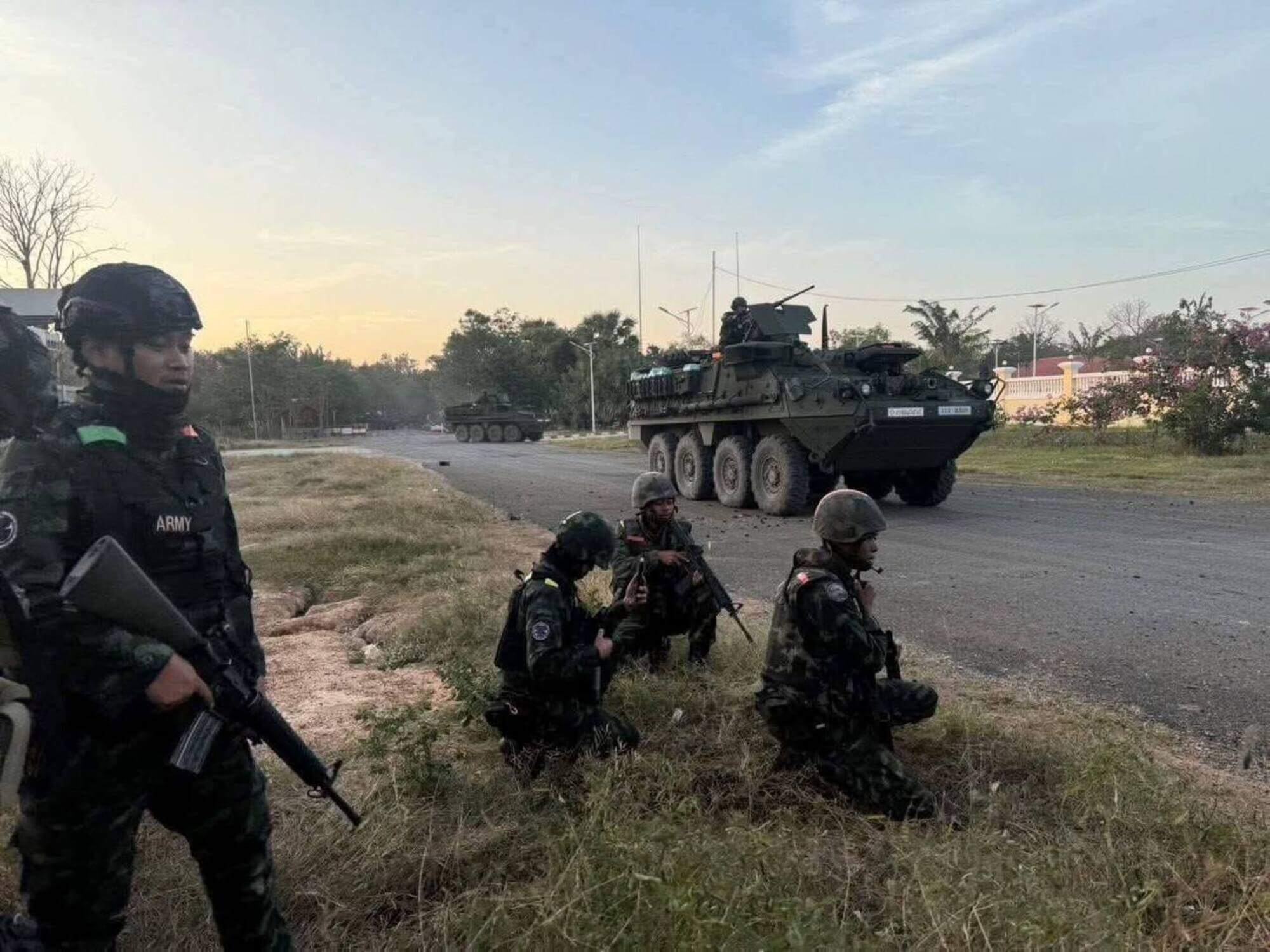El conflicto entre Tailandia y Camboya se intensifica con un bloqueo naval parcial en las aguas del golfo de Siam y comienza a adquirir implicaciones regionales.