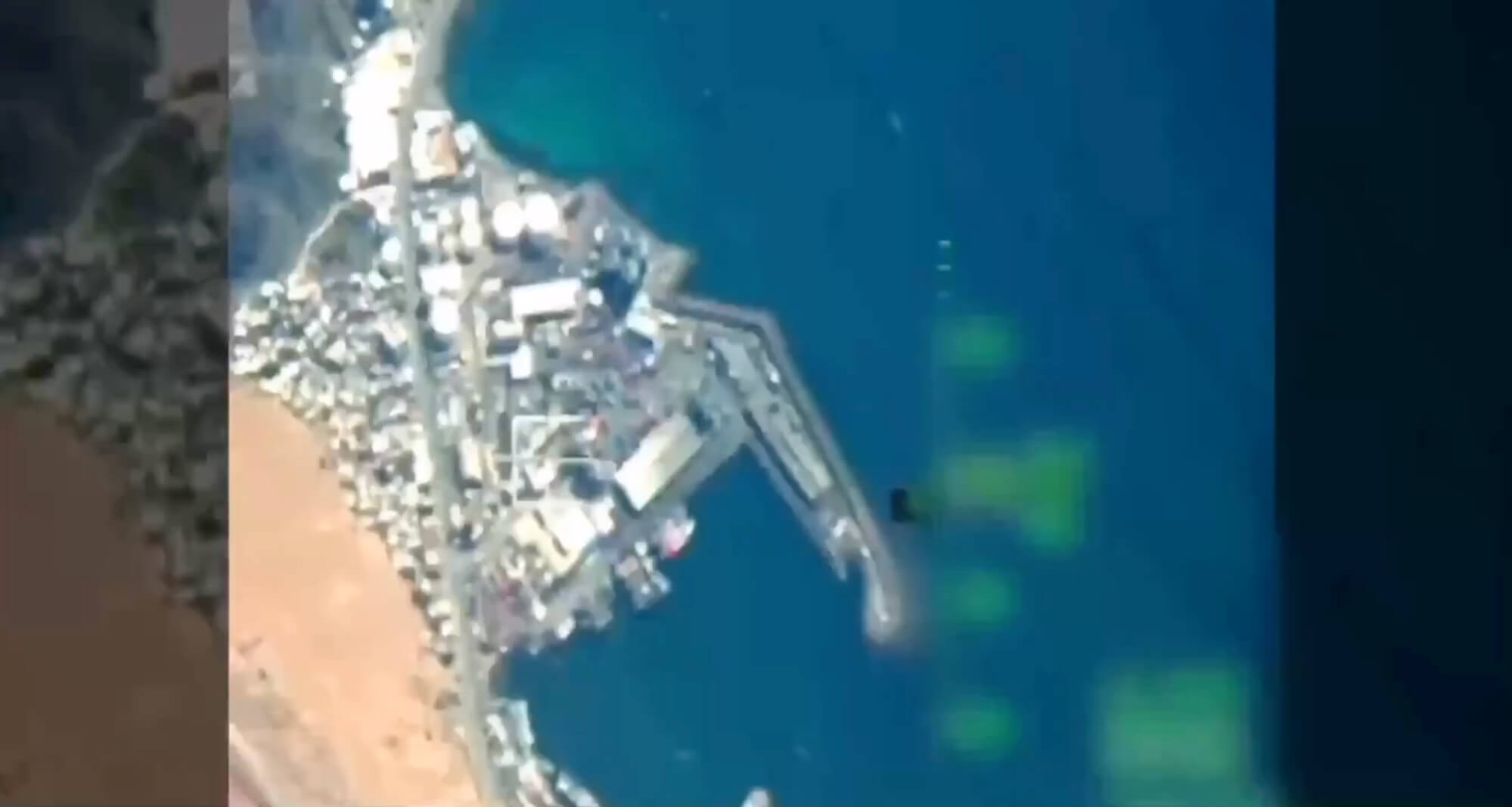 Imagen aérea del puerto de Al Mukalla, en Yemen, grabada poco antes del ataque llevado a cabo por Arabia Saudí contra fuerzas del Consejo de Transición del Sur (STC), respaldadas por Emiratos Árabes Unidos.