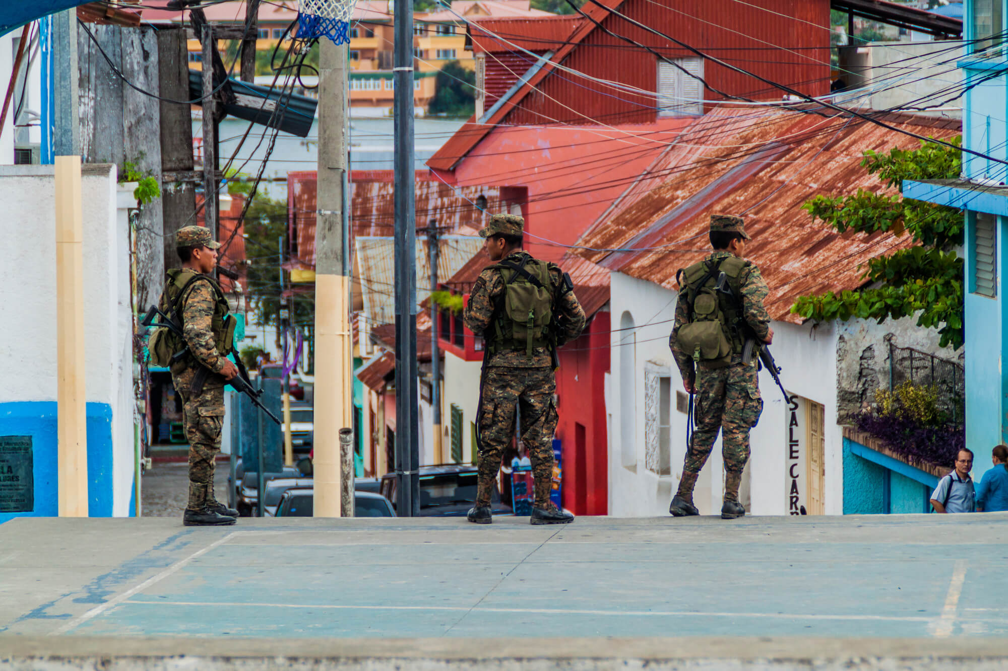La crisis de seguridad en Guatemala estalla tras los ataques de Barrio 18, lo que obliga al gobierno a decretar el estado de sitio.
