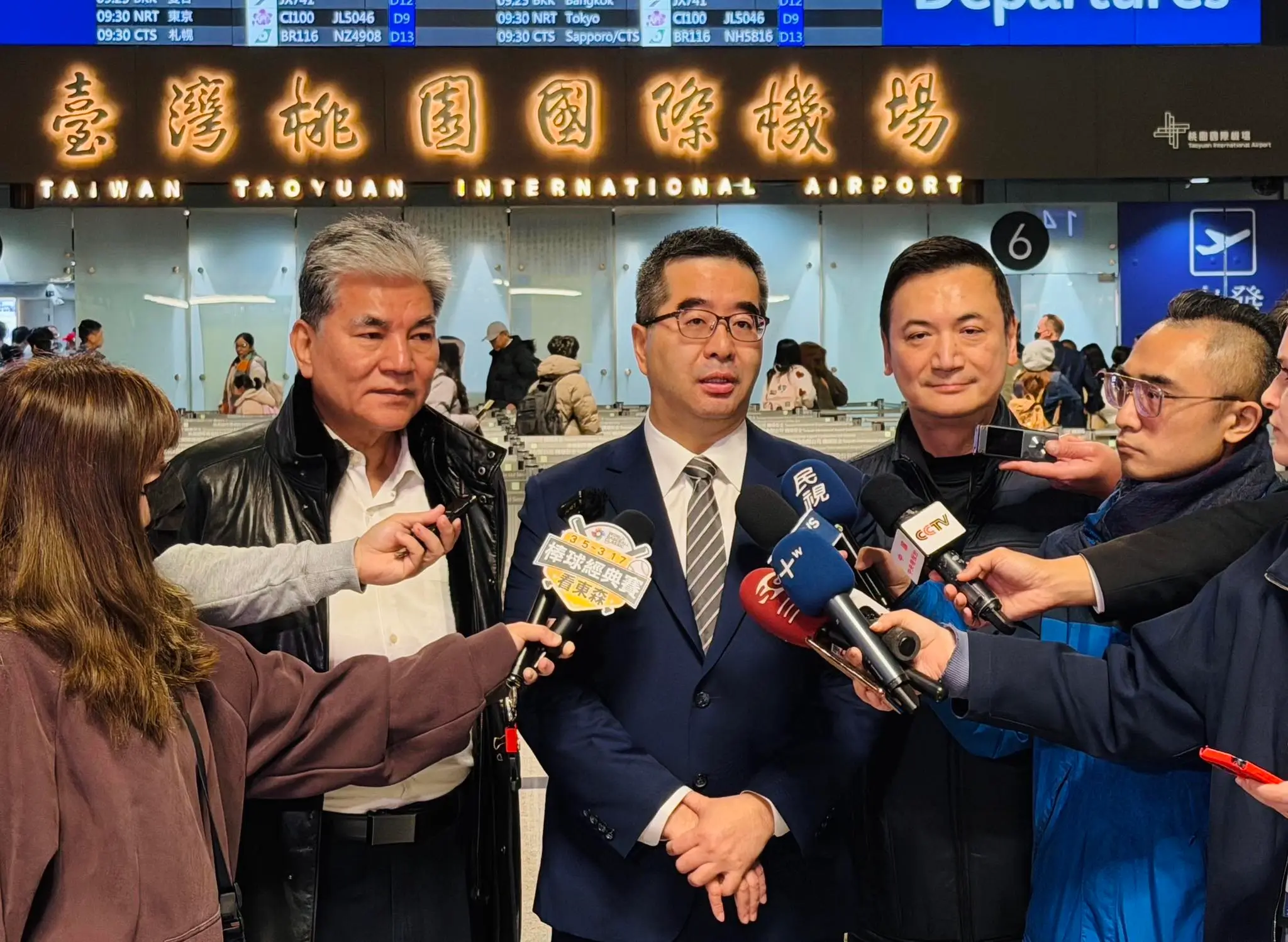 Líderes de la delegación taiwanesa del Foto KMT-PCCh en el aeropuerto de Taipéi, antes de partir hacia Pekín.