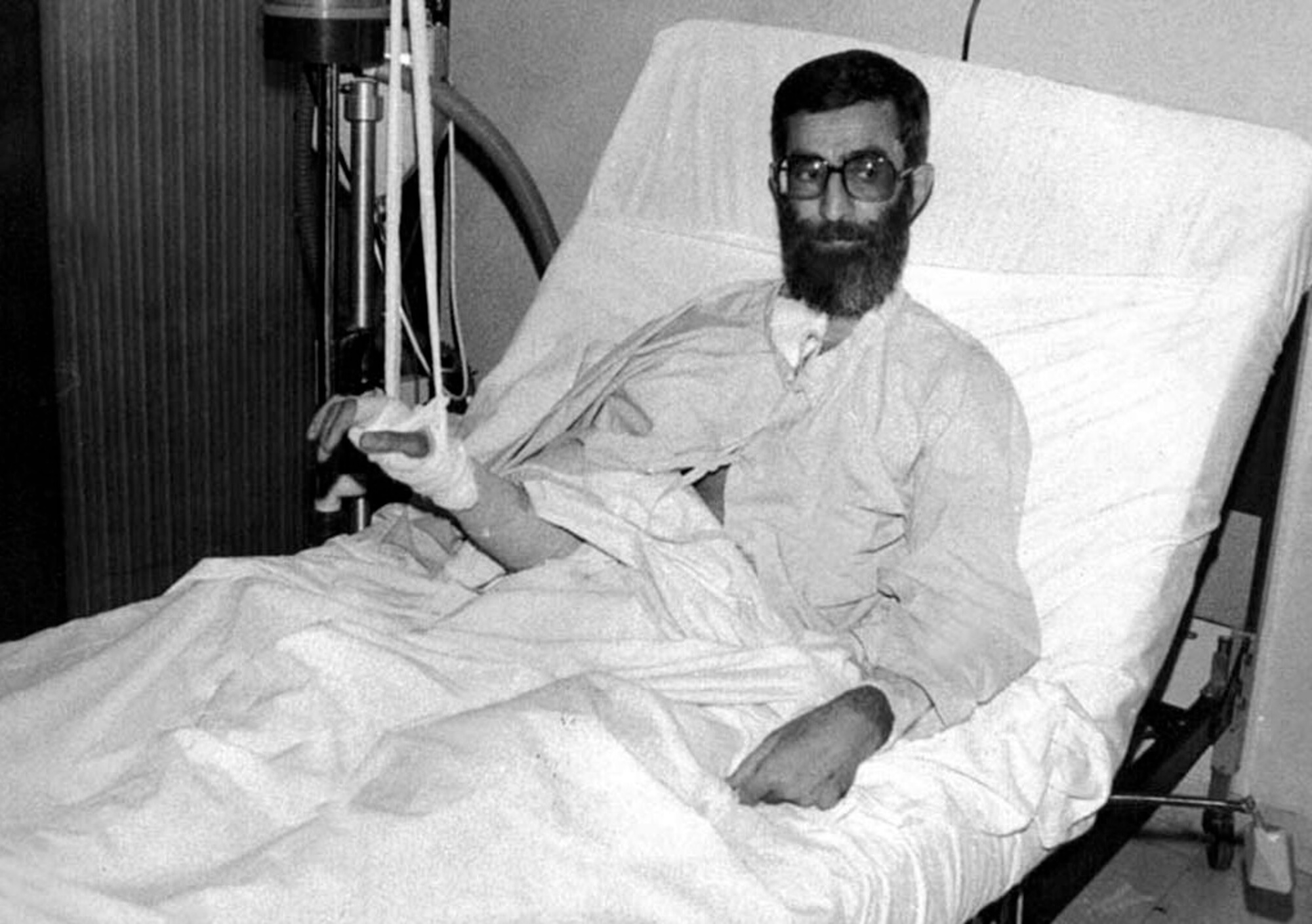 Alí Jamenei, herido del brazo derecho tras un atentado que sufrió en 1981.