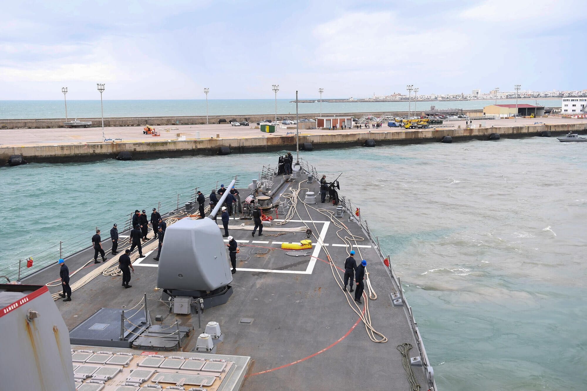 Estados Unidos amenaza a España con un “embargo comercial” tras no recibir autorización para utilizar las bases militares de Rota y Morón en la guerra contra Irán.