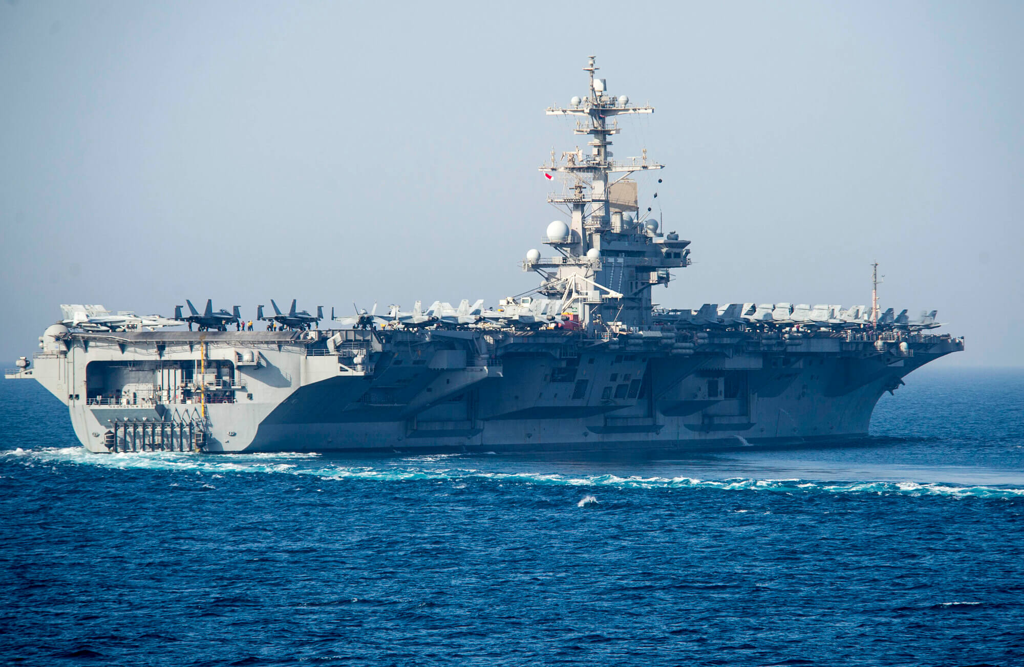 Estados Unidos amplía su despliegue militar en Oriente Medio con el envío del portaaviones USS George H. W. Bush, el tercero en la región.
