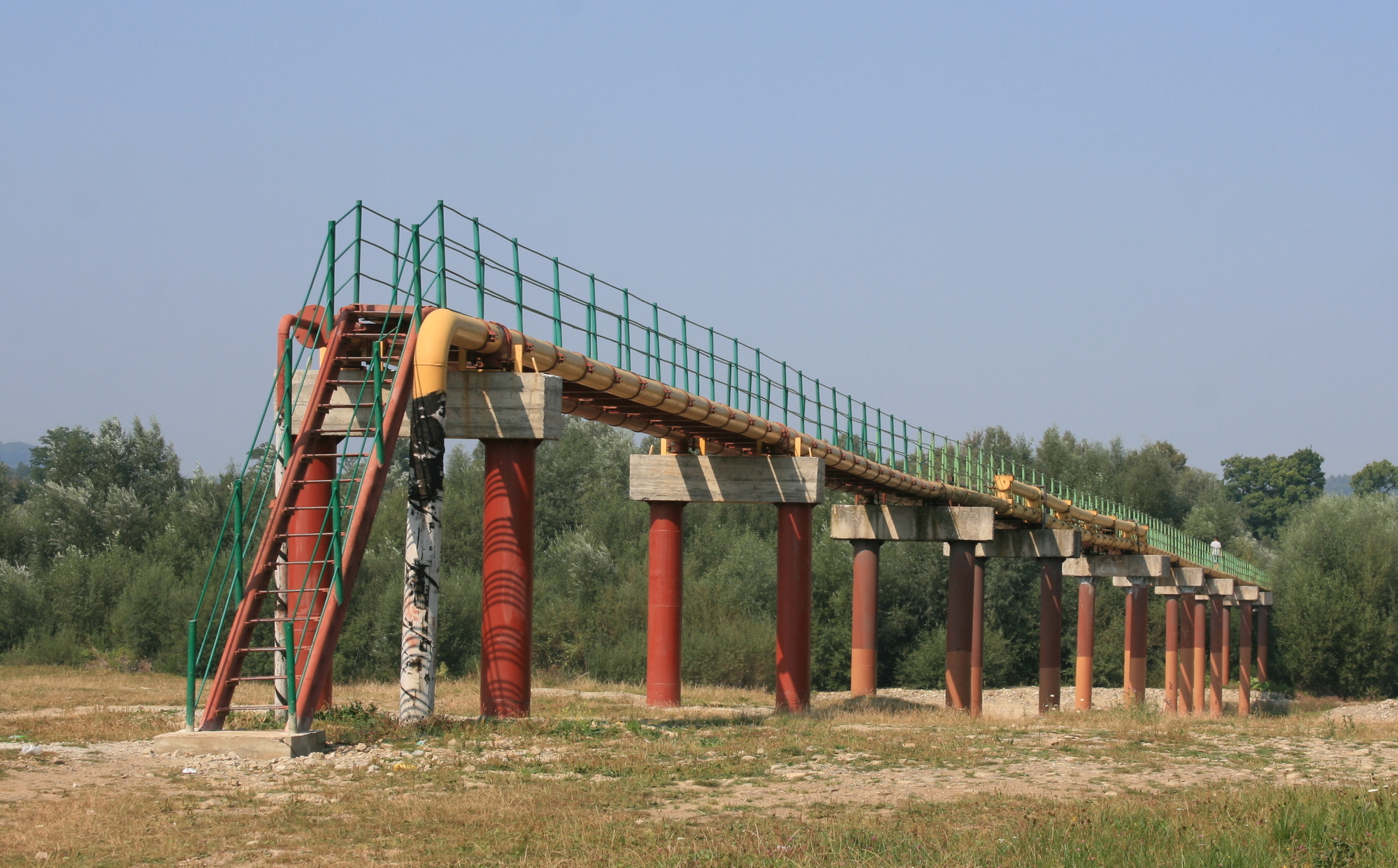 Superficie del oleoducto Druzhba en la aldea de Rozhirche, distrito de Skole, región de Lviv, Ucrania.