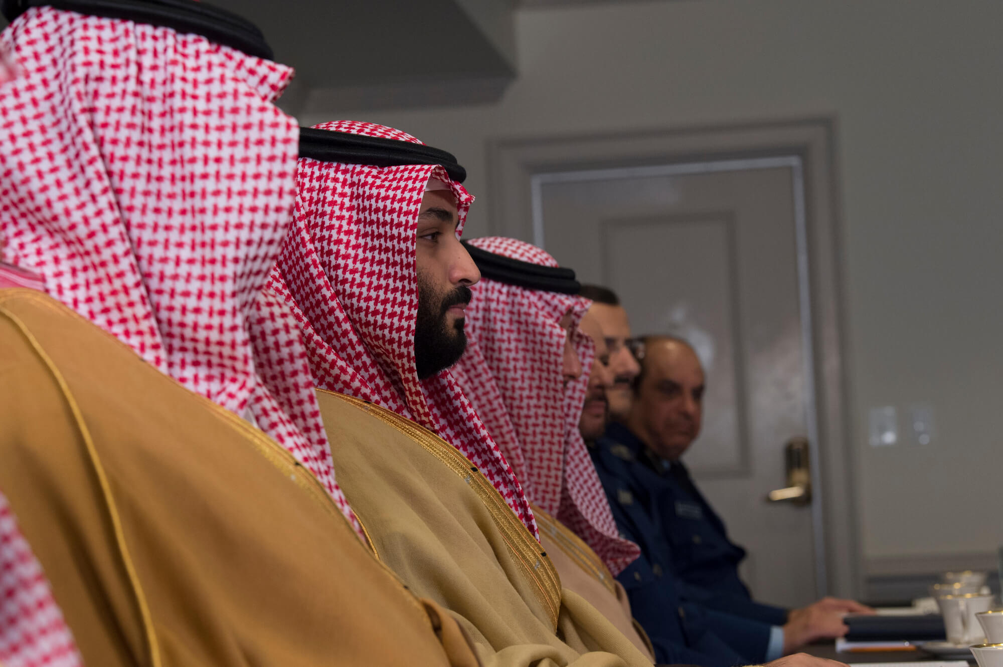 La guerra en Irán pone a las monarquías del golfo Pérsico ante la encrucijada de mantener una postura defensiva o participar directamente junto a Estados Unidos e Israel.