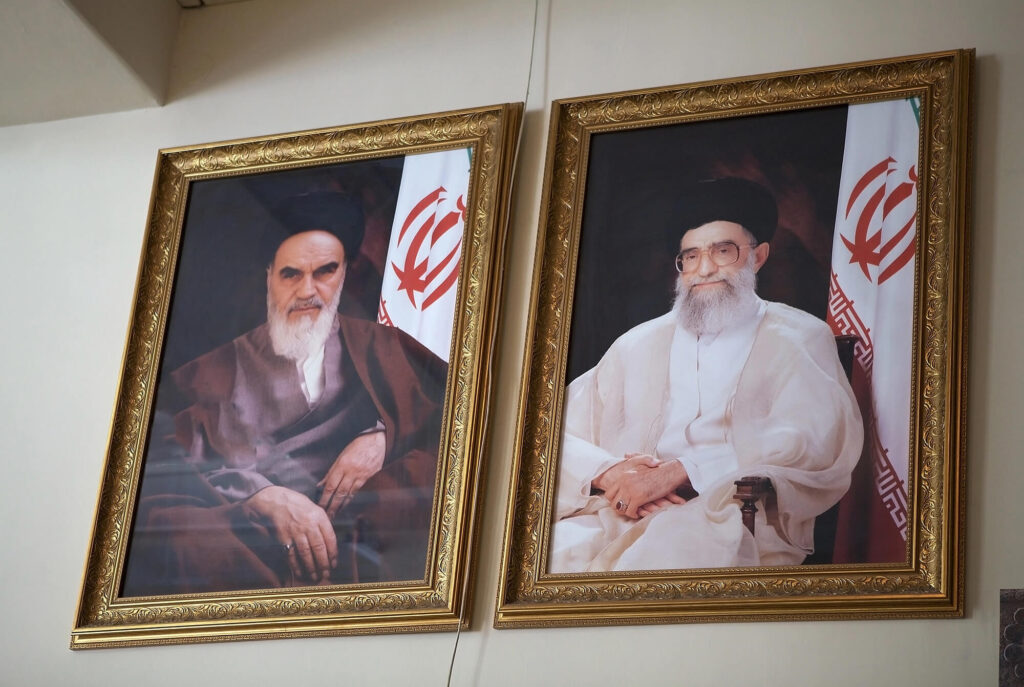 Retratos de Ruholá Jomeini y Alí Jamenei, las dos figuras que han ocupado el cargo de Líder Supremo de Irán desde 1979 a 2026.