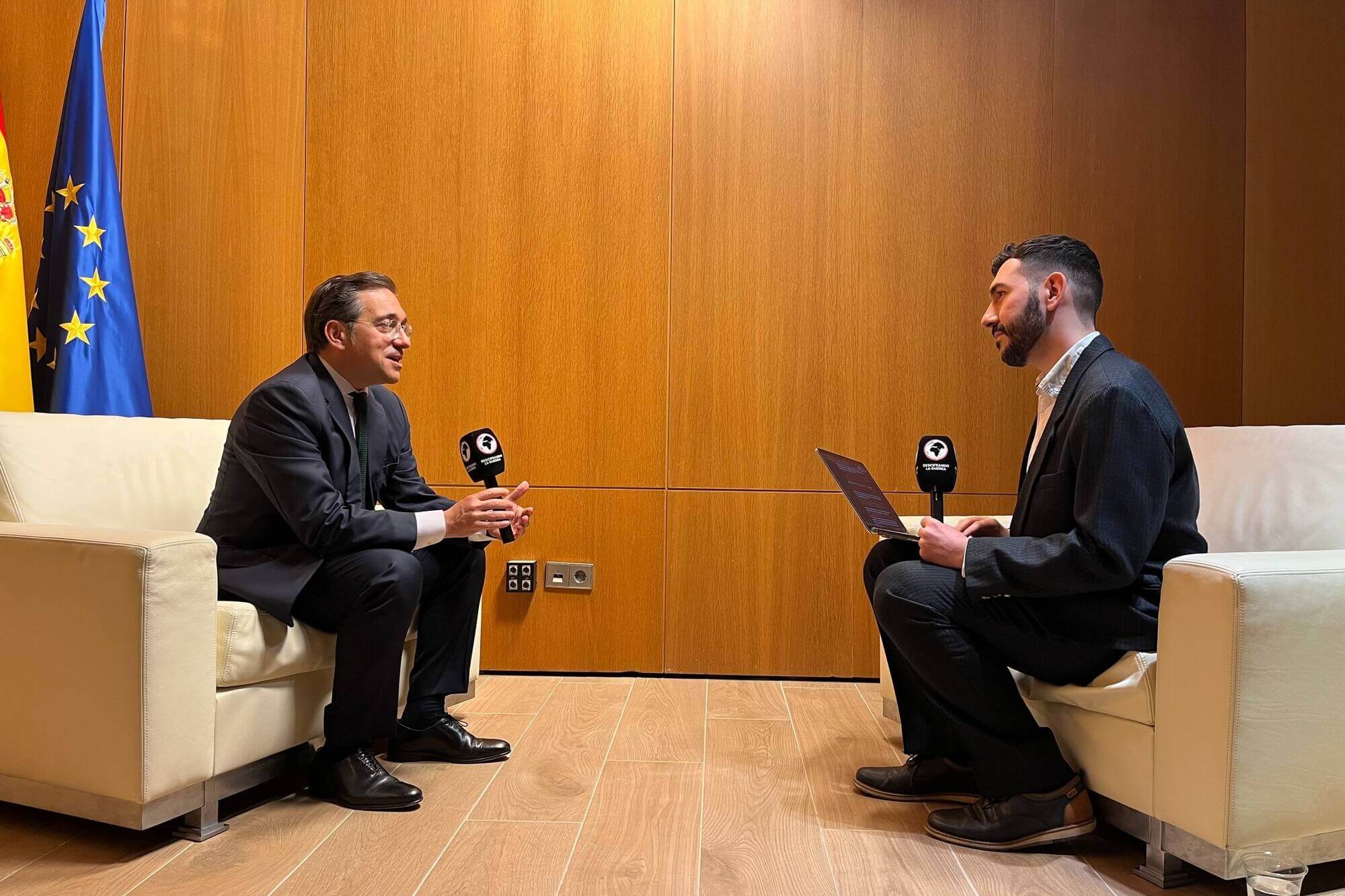Alejandro López, miembro de Descifrando la Guerra, durante su entrevista a José Manuel Albares, ministro de Asuntos Exteriores de España.