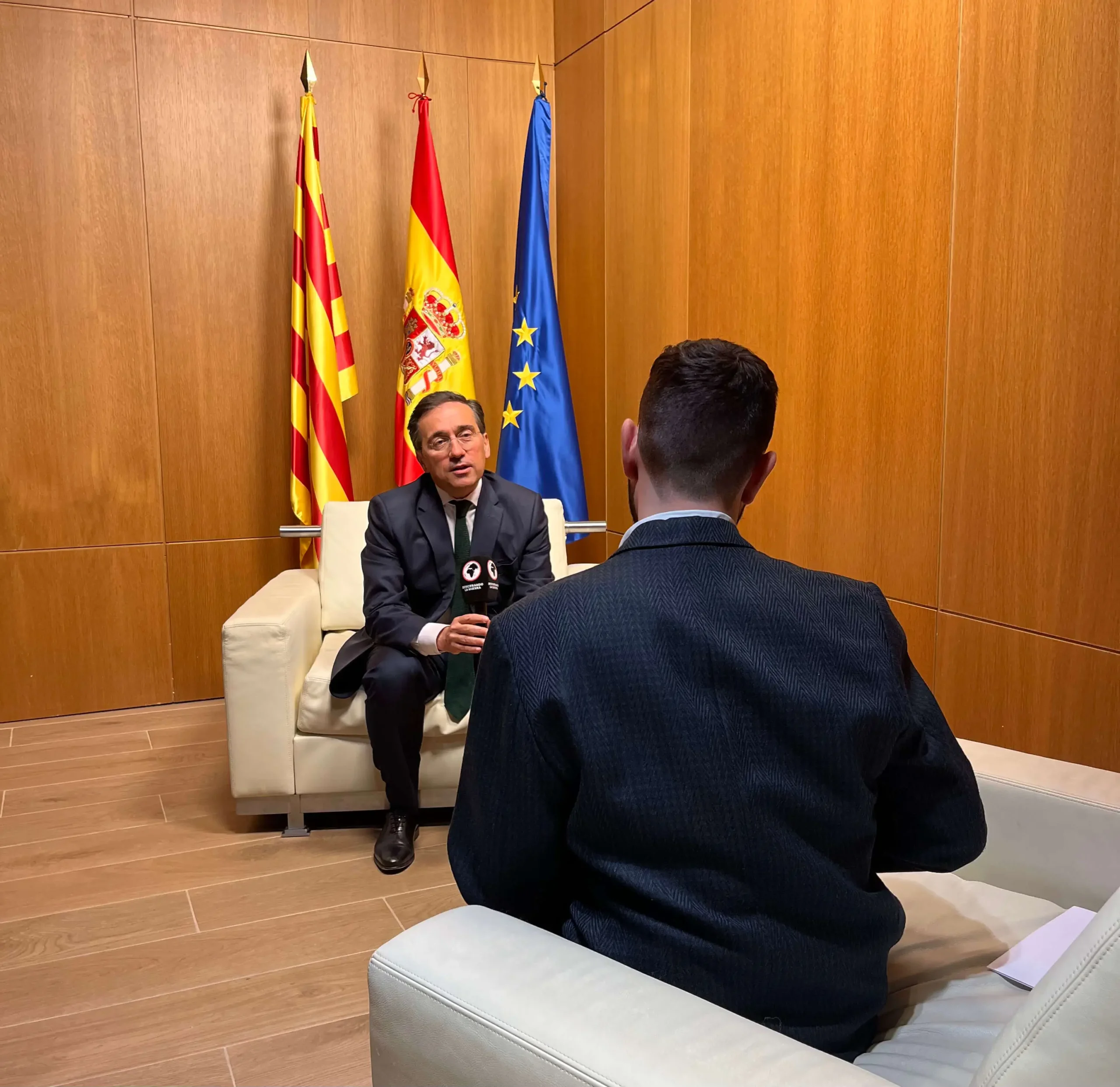 Alejandro López, miembro de Descifrando la Guerra, durante su entrevista a José Manuel Albares, ministro de Asuntos Exteriores de España.