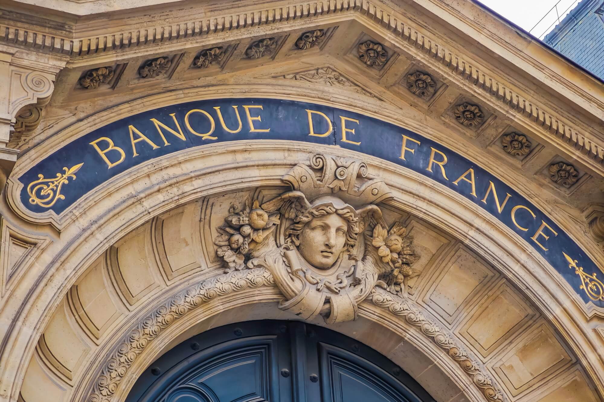 Francia apuesta por la soberanía total de custodia al liquidar su oro depositado en Estados Unidos y centralizar sus reservas en París.