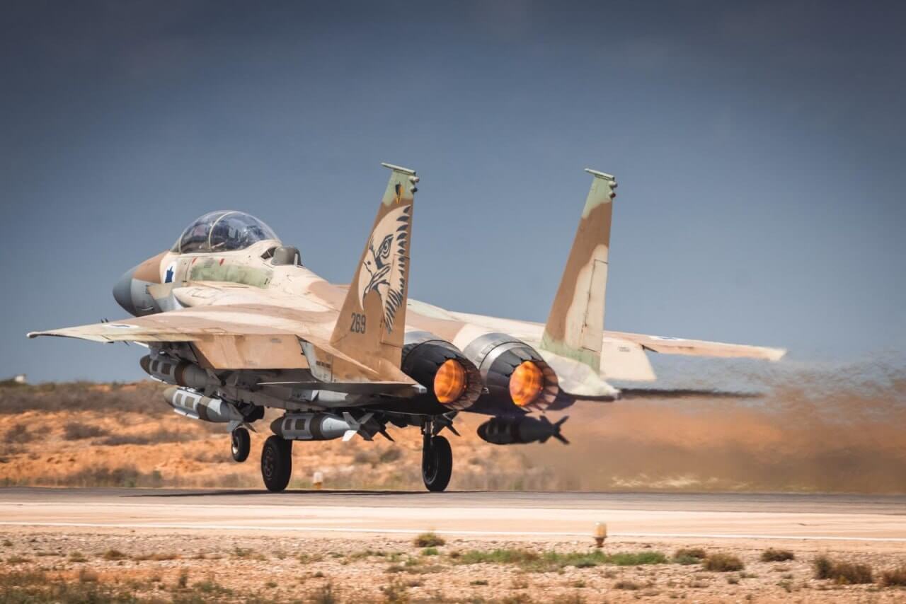La Fuerza Aérea israelí ha publicado imágenes de aviones de combate que han salido hoy para llevar a cabo una importante oleada de ataques aéreos contra Hezbolá en el Líbano.