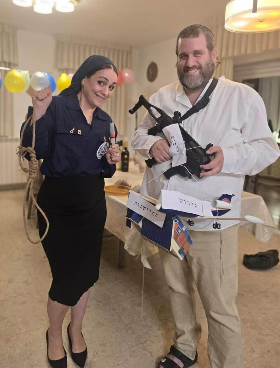 La diputada de Poder Judío. Limor Son Har-Melech, se disfraza en la festividad judía de Purim de pena de muerte para los "terroristas" palestinos.