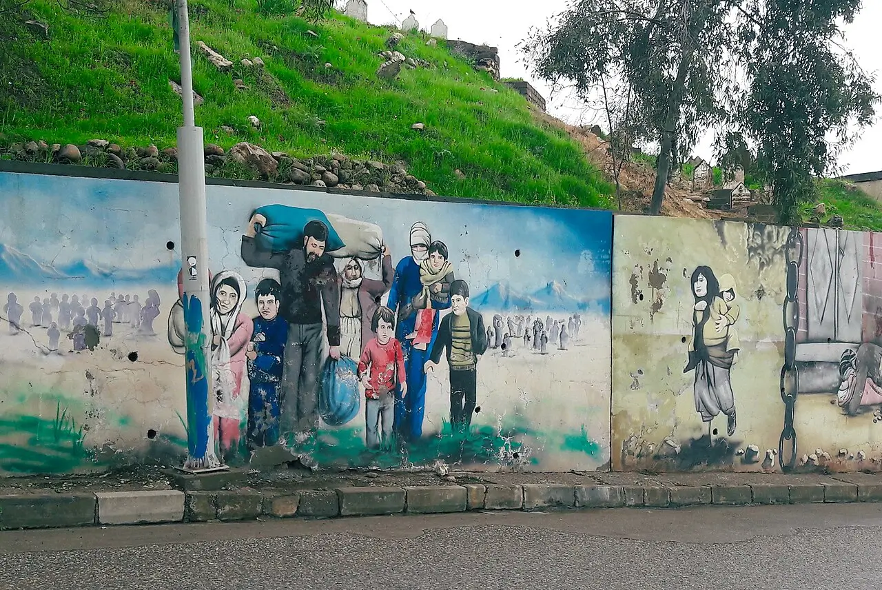 Mural en Akre en recuerdo de los kurdos que abandonaron Irak como consecuencia de la campaña de al-Anfal.