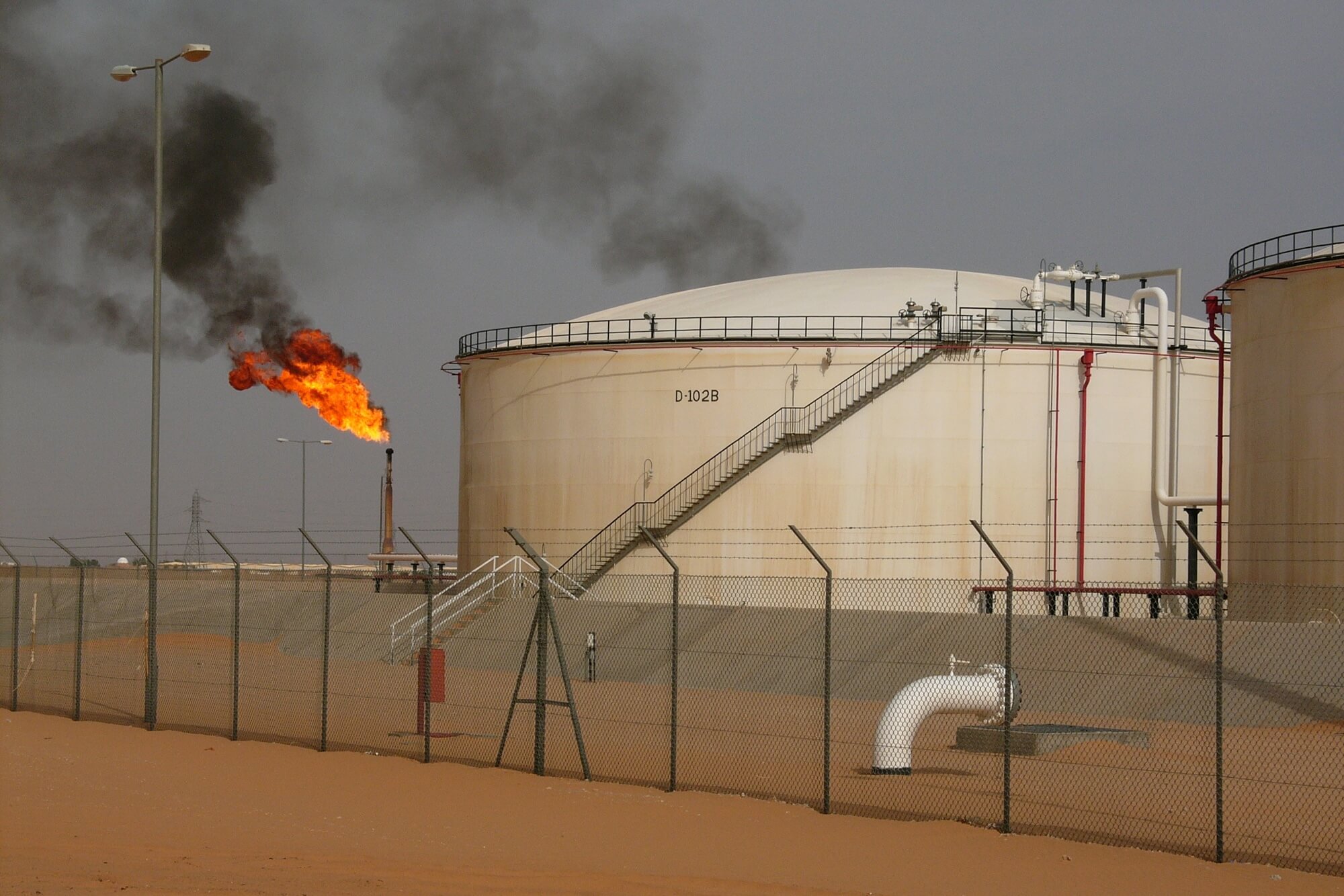 Estados Unidos busca acercar a las dos grandes familias de Libia para garantizar su acceso al petróleo libio y reducir la presencia de Rusia en el país.