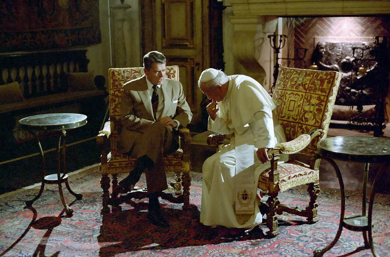 El presidente Ronald Reagan y el Papa Juan Pablo II, dos figuras clave de la conferencia del Nacionalismo Conservador que celebró su encuentro con:“God, Honor, Country: President Ronald Reagan, Pope John Paul II, and the Freedom of Nations—A National Conservatism Conference”.