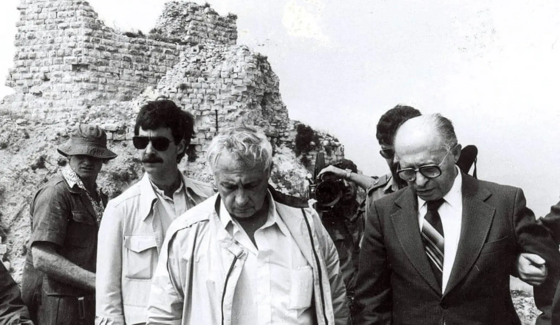 El entonces ministro de Defensa, Ariel Sharon (derecha), y el primer ministro, Menachem Begin (izquierda), visitando el castillo de Beaufort tomado por las fuerzas israelíes, en el sur del Líbano, en junio de 1982.