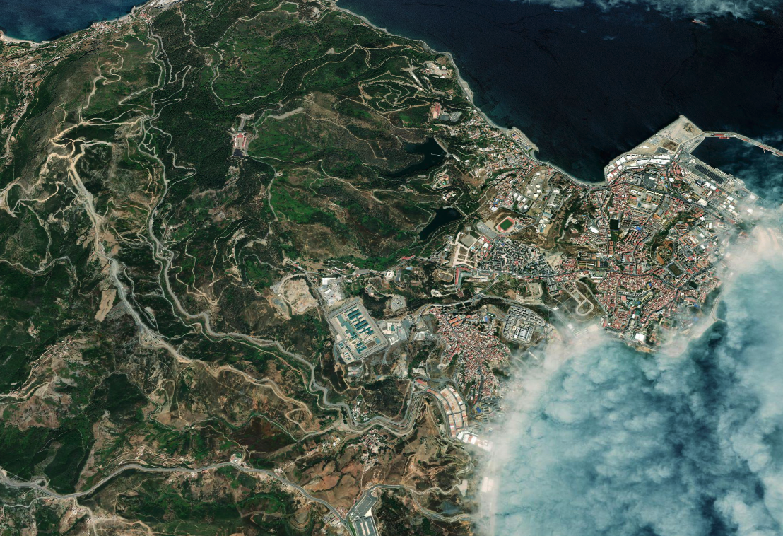 La ciudad autónoma de Ceuta, fronteriza con Marruecos, es un punto clave en la geopolítica de España en el Mediterráneo Occidental.