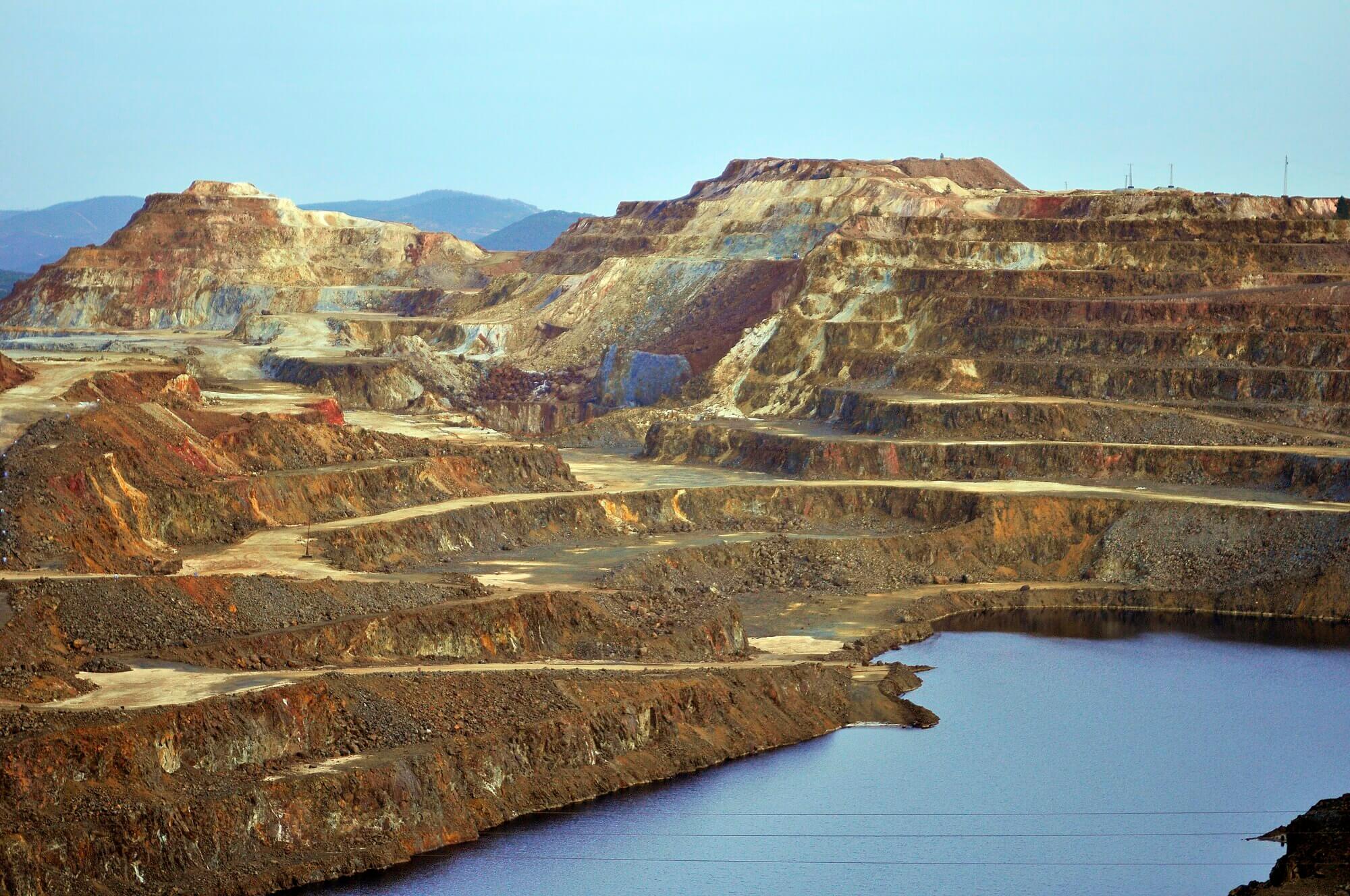 España reactiva su minería para explotar minerales críticos y reducir la dependencia europea de China en materias primas estratégicas.