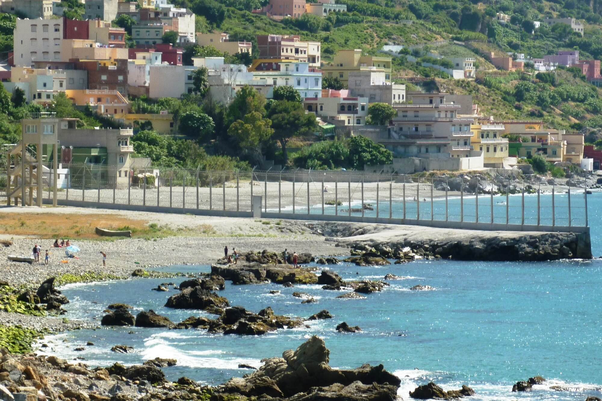 El aumento de las llegadas irregulares sitúa a Ceuta ante su peor crisis migratoria desde 2021 y eleva la tensión con Marruecos. 
