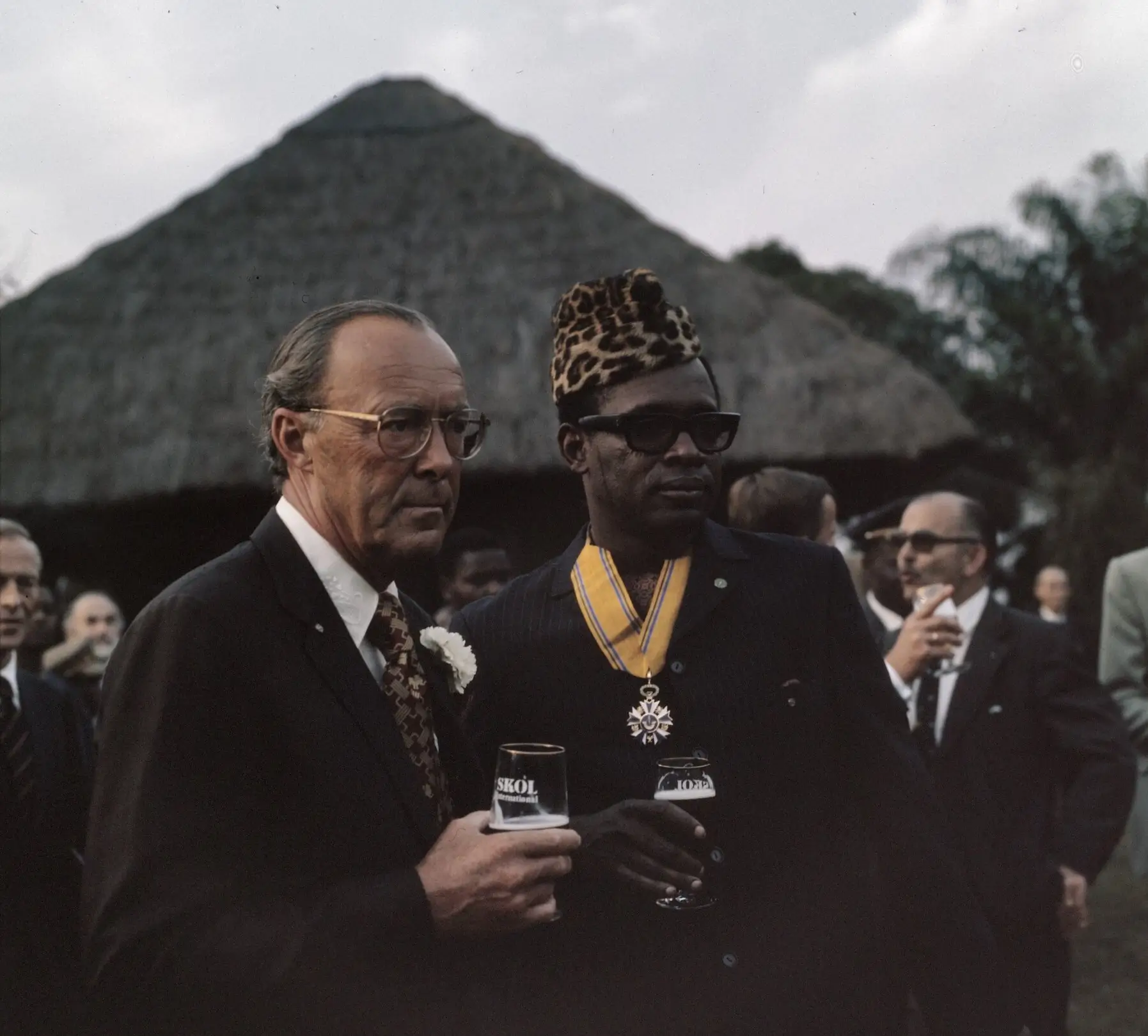 Bernardo de Lippe-Biesterfeld con Mobutu Sese Seko, en 1973.