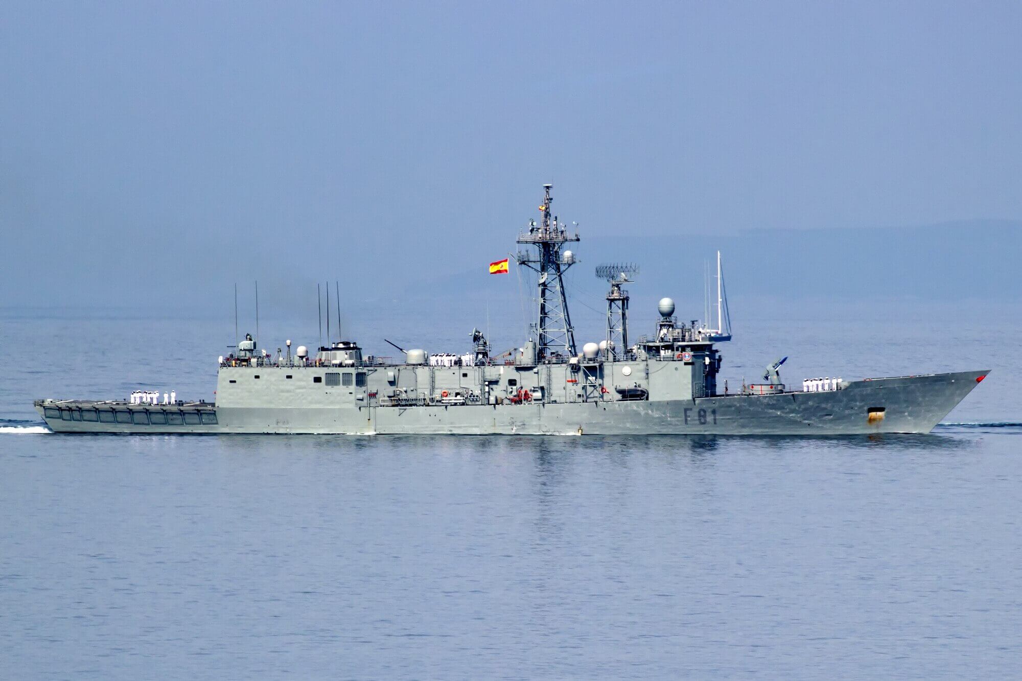 España refuerza Ceuta con dos fragatas F-80 para incrementar la disuasión frente a Marruecos en plena crisis migratoria.