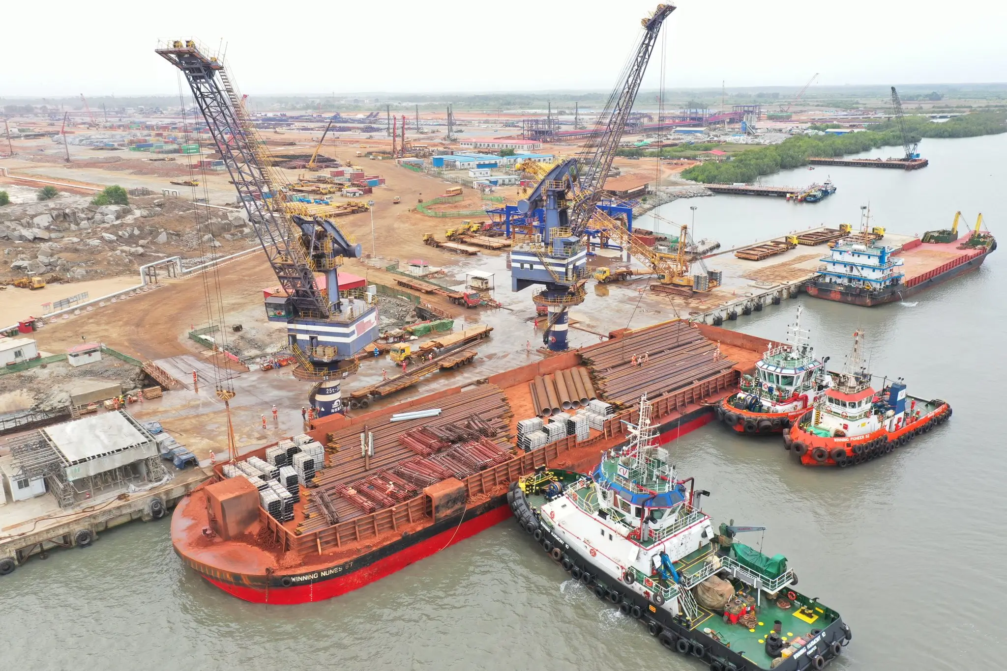 Material descargado en el puerto de Morebaya, Guinea, para la construcción de la línea ferroviaria que conectará el puerto minero con las montañas de Simandou.
