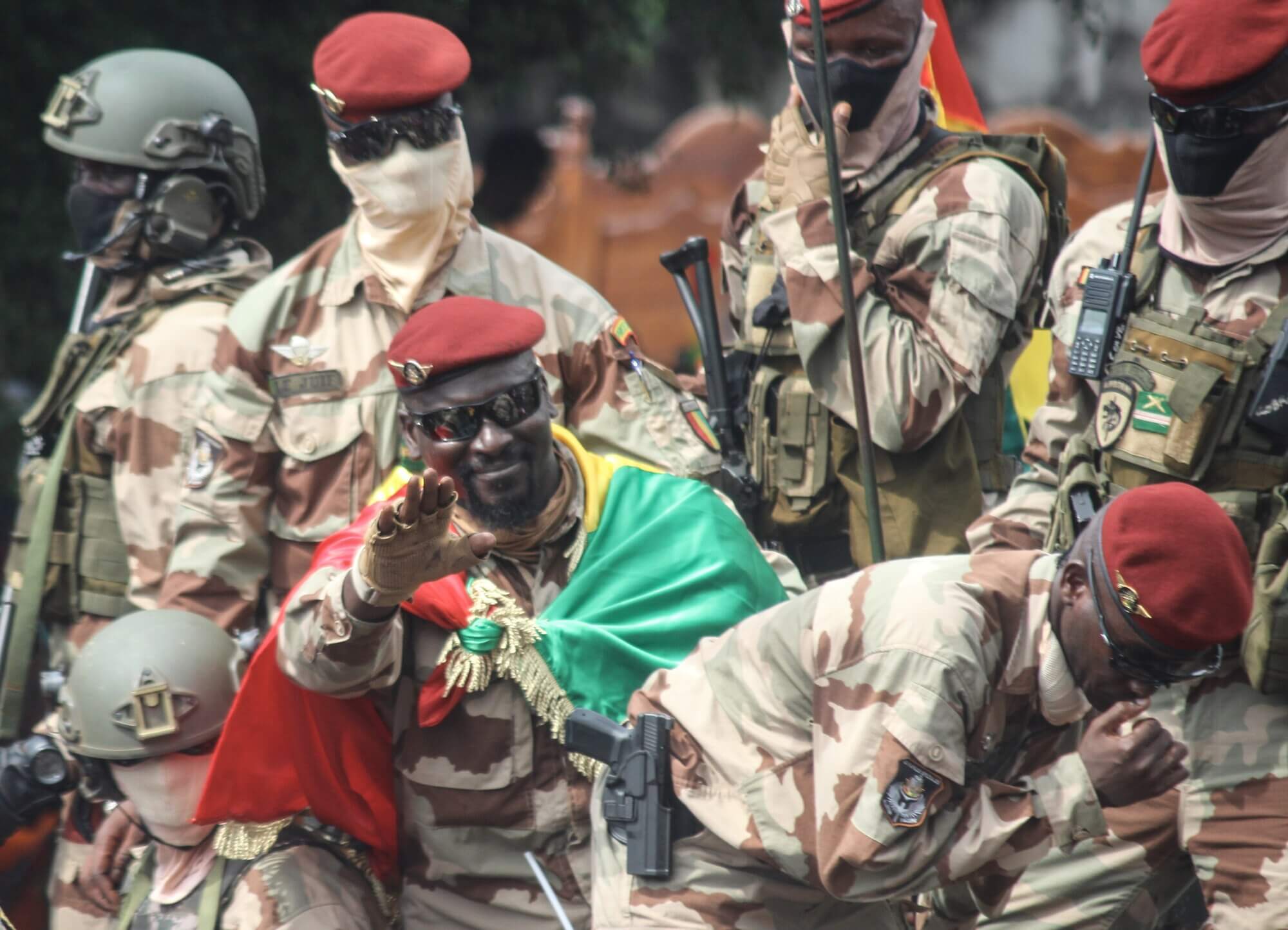 Mamady Doumbouya, en el centro con la bandera a sus espaldas, es el principal artífice de la transición política de Guinea.
