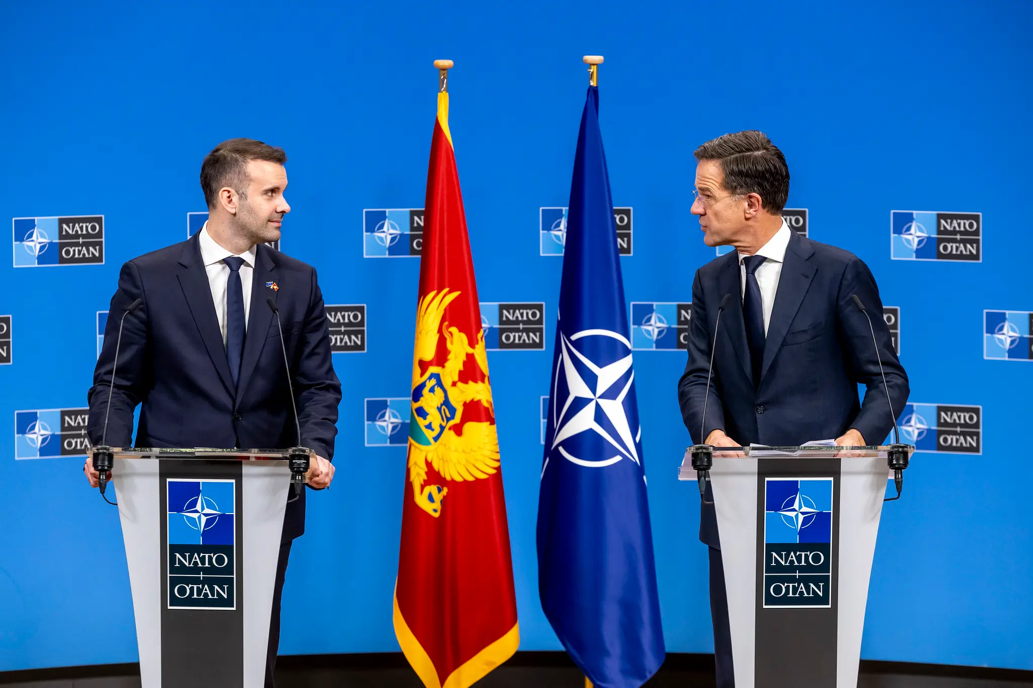 Milojko Spajić, primer ministro de Montenegro, se reúne con el secretario general de la OTAN, Mark Rutte.