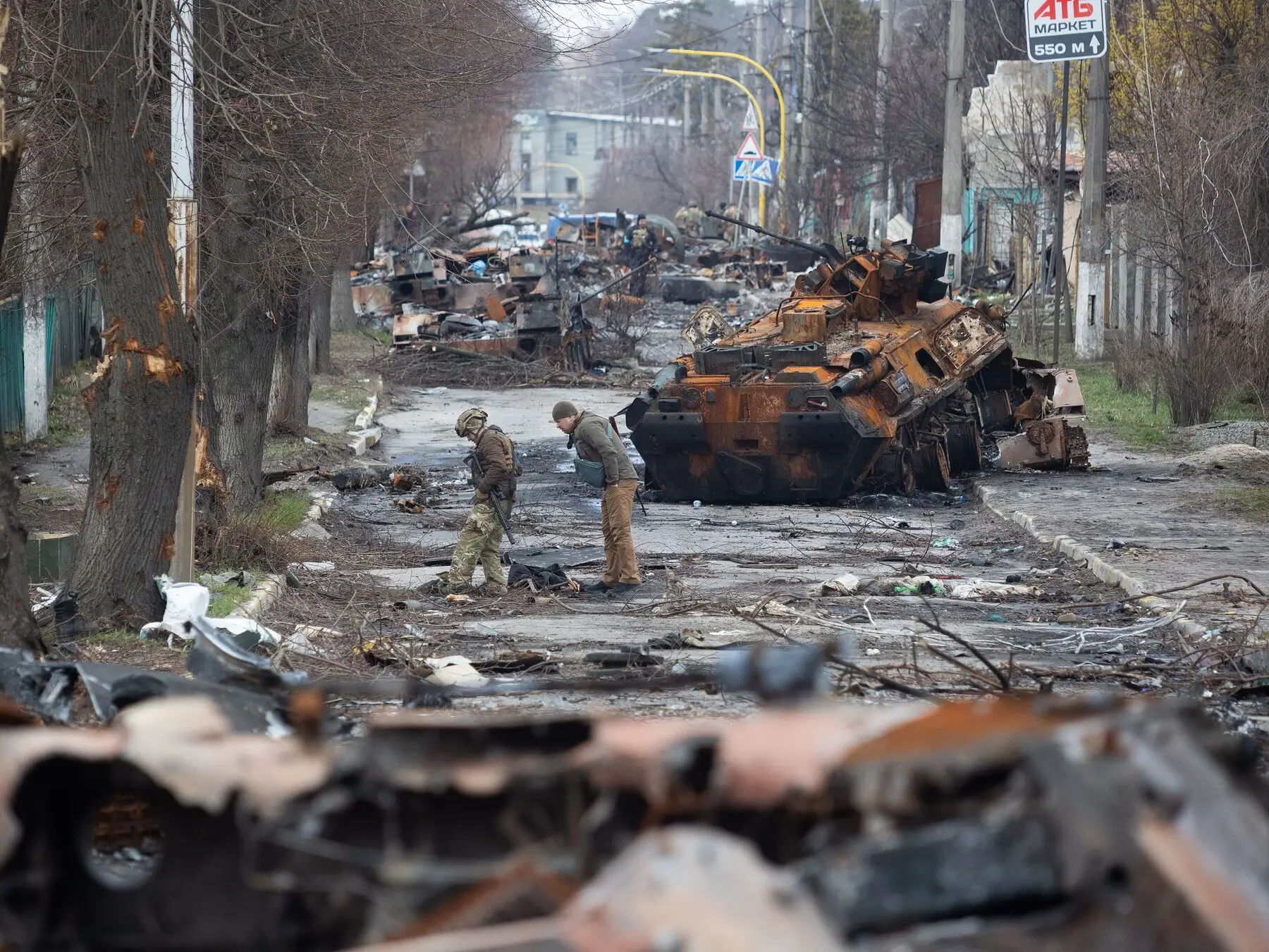 Calle principal de Bucha tras la invasión rusa de Ucrania en 2022.