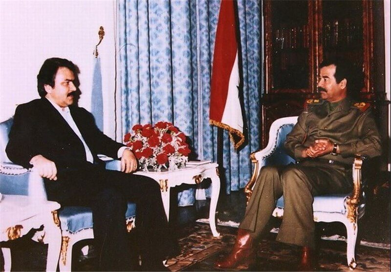 El líder de los Muyahidines del Pueblo de Irán, Massoud Rajavi, junto a Saddam Hussein en 1987.