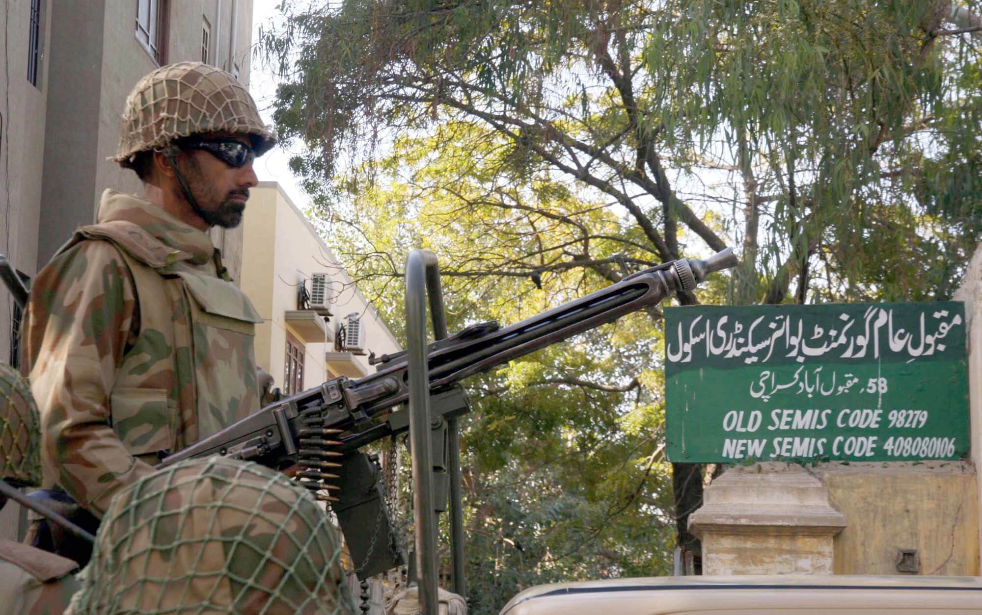 La guerra entre Pakistán y Afganistán agrava la crisis política interna pakistaní y provoca la intervención del Gobierno de Jaiber Pastunjuá.