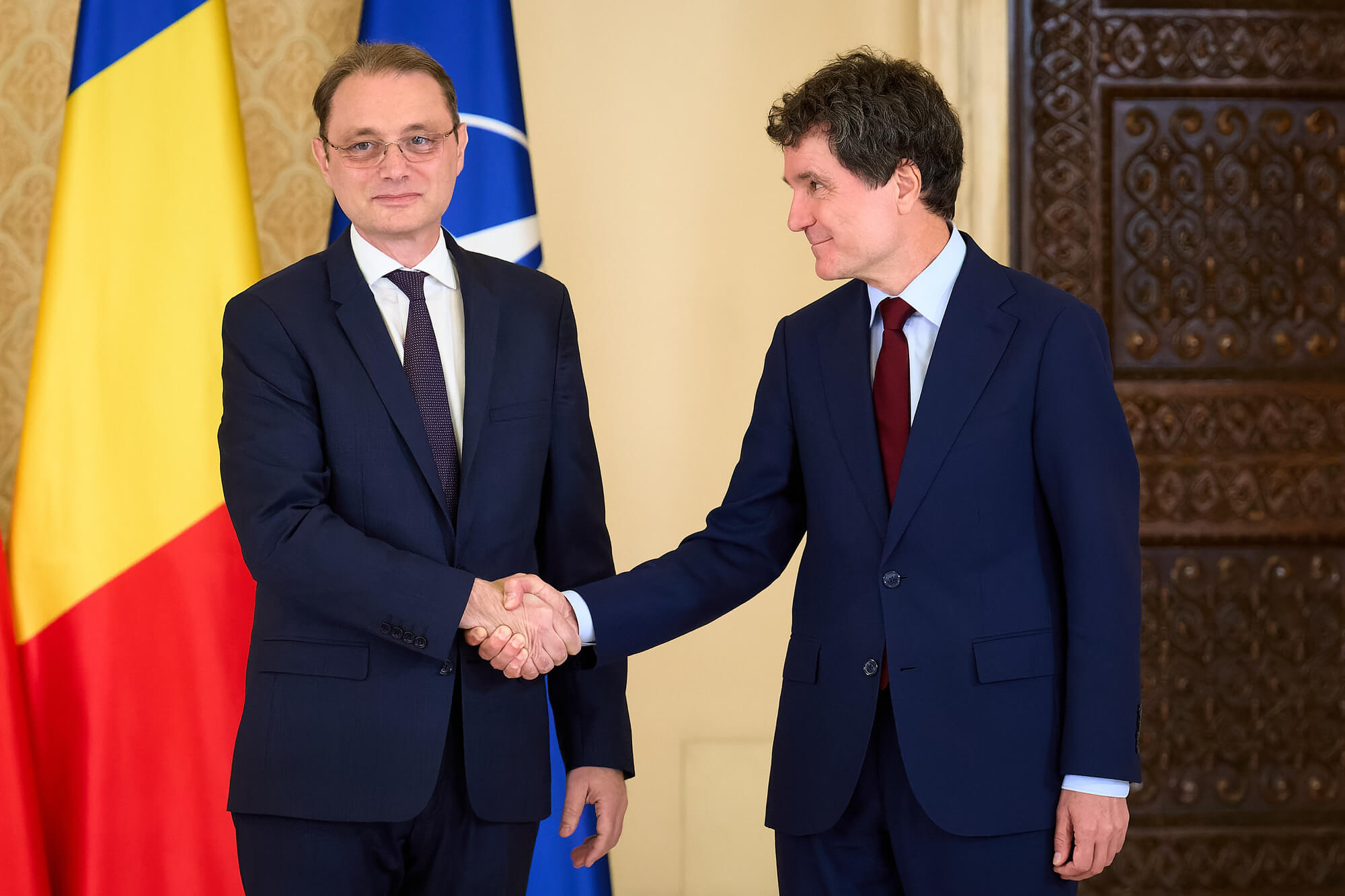 Rumanía forma un nuevo Gobierno liderado por Luca Niculescu, pero la crisis económica y el auge de la ultraderecha amenazan su estabilidad.