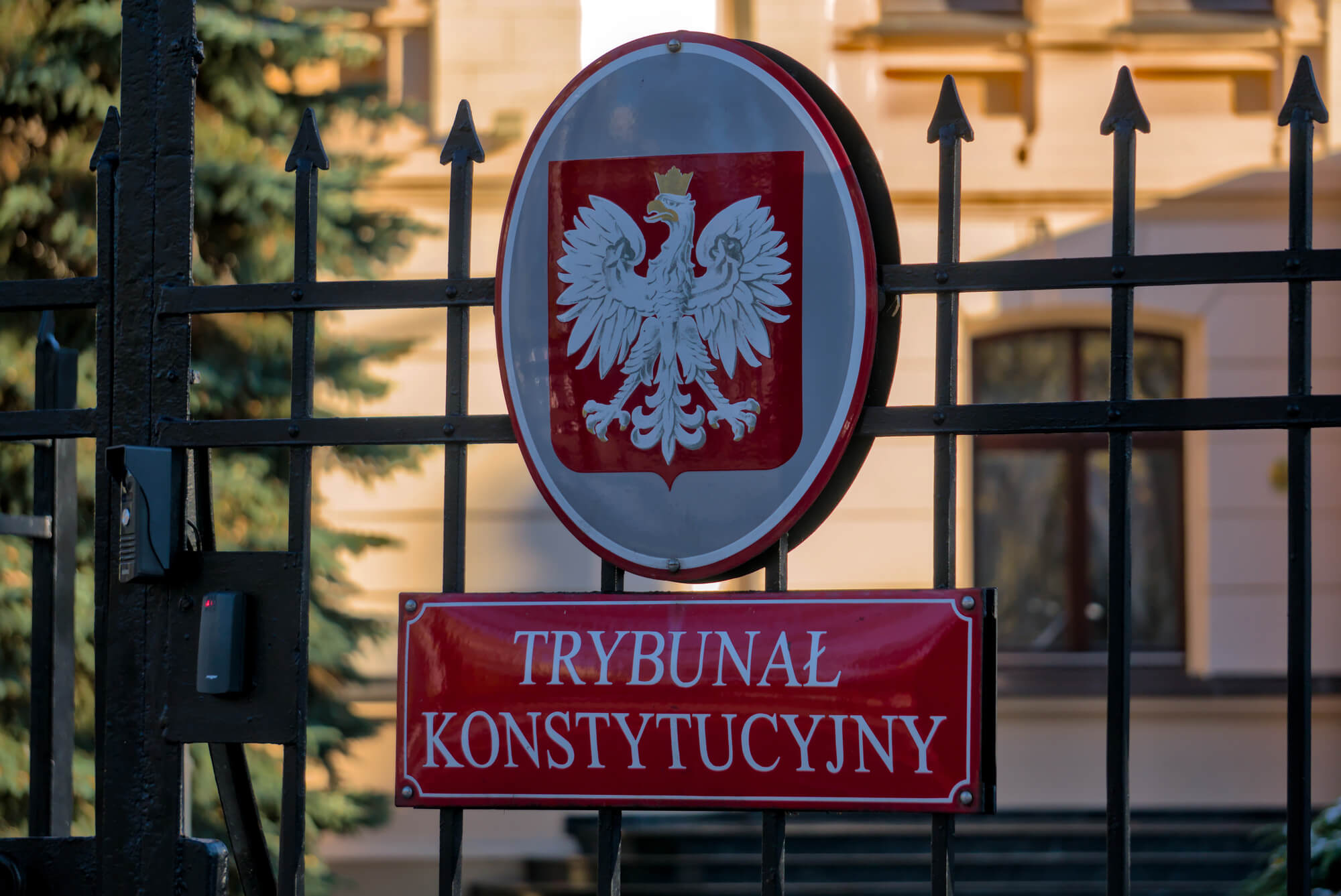 Emblema del Tribunal Constitucional de Polonia, el cual ha estado en el centro de la crisis institucional y política que enfrenta el país.