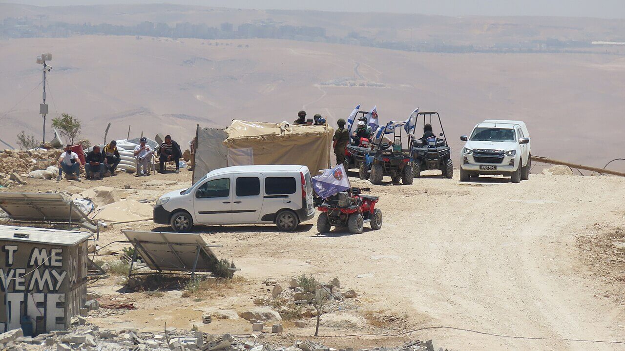 El 30 de mayo de 2025, en la aldea palestina de Khallet Athaba’, unos colonos israelíes invadieron en repetidas ocasiones terrenos palestinos y dejaron que su rebaño pastara entre los olivos palestinos, causando daños. Un grupo de colonos se reunió en el interior de la aldea, bajo la protección del ejército israelí, con vehículos todoterreno y comió en el patio privado de un residente palestino.