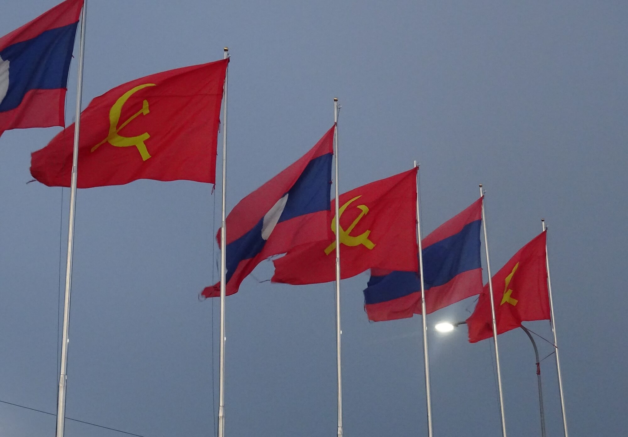 Laos reorganiza su Gobierno tras la muerte de Phomvihane, mientras China y Vietnam compiten por ampliar su influencia sobre el país.