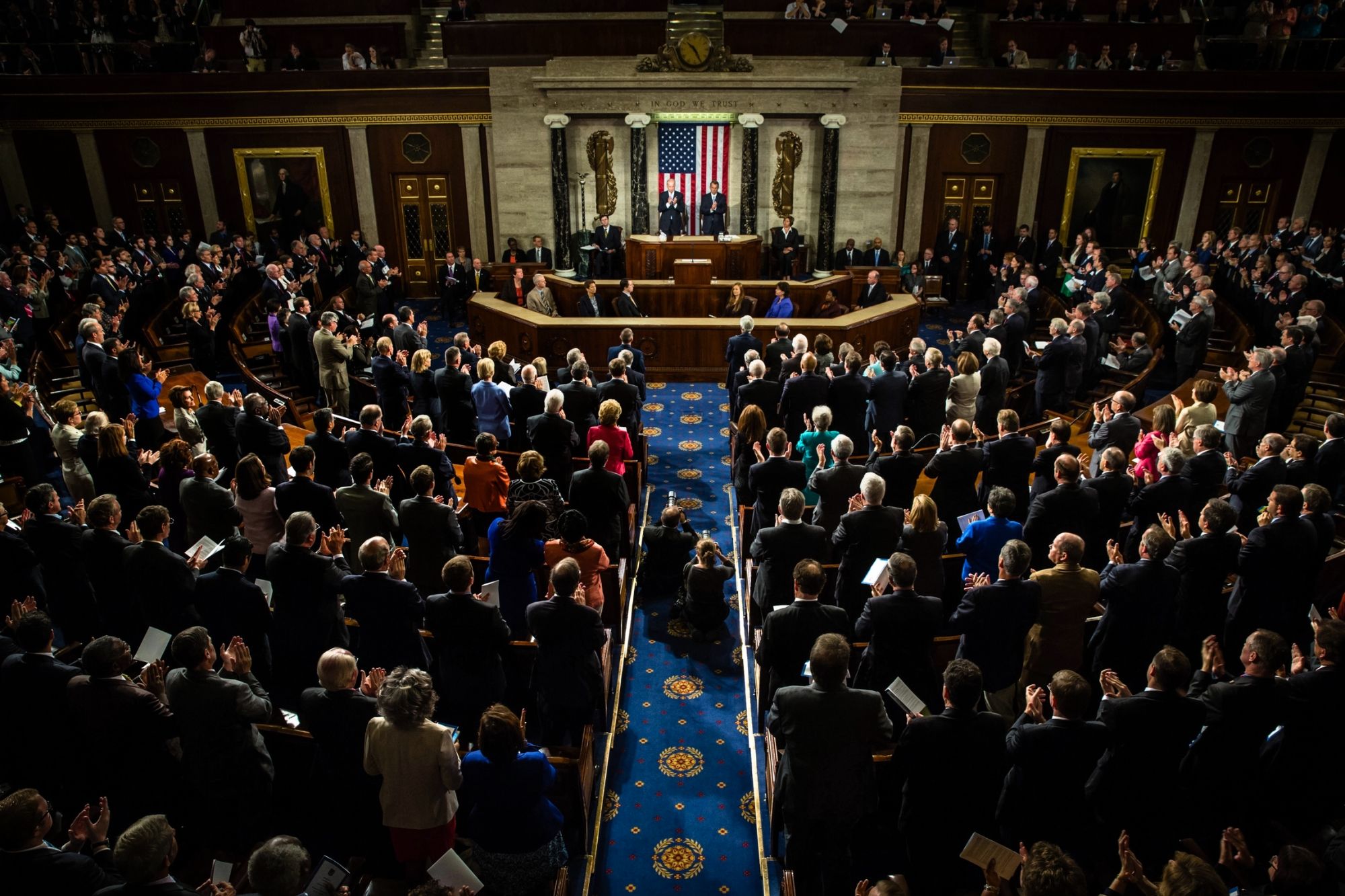 Las encuestas para las midterms de 2026 en Estados Unidos apuntan a una mayoría demócrata, pero con límites para frenar a Donald Trump.