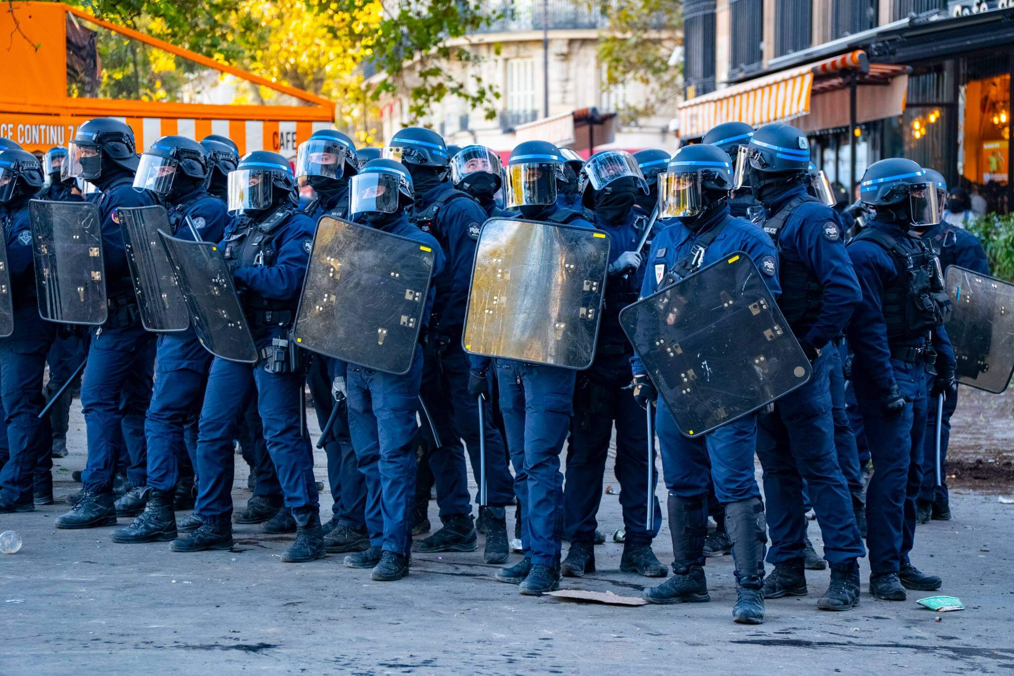 Francia afronta una nueva ola de protestas y disturbios marcada por el descontento juvenil, las desigualdades y la crisis del macronismo. 